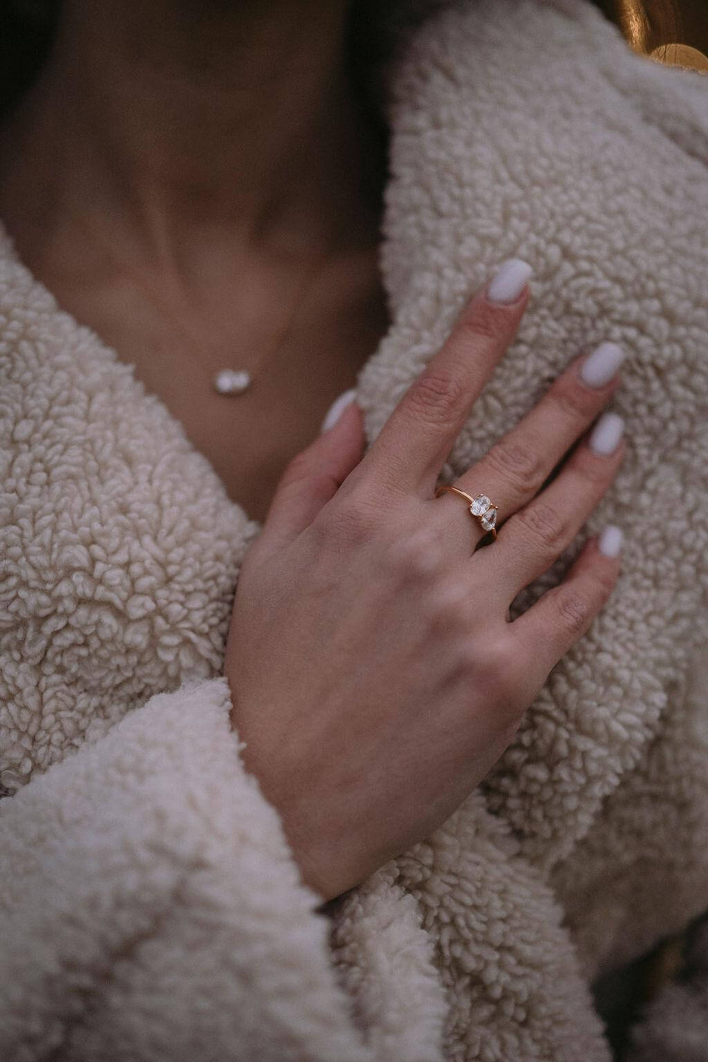 Сребърен пръстен Passion с цирконий, носен на ръка с бял маникюр и топъл плетен пуловер.
