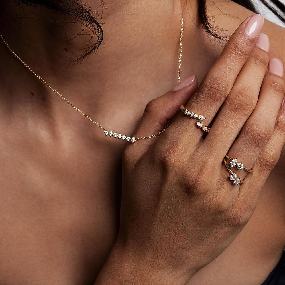 Вече от сребро с цирконий и златно покритие, носи се с елегантна верижка на нежна ръка.