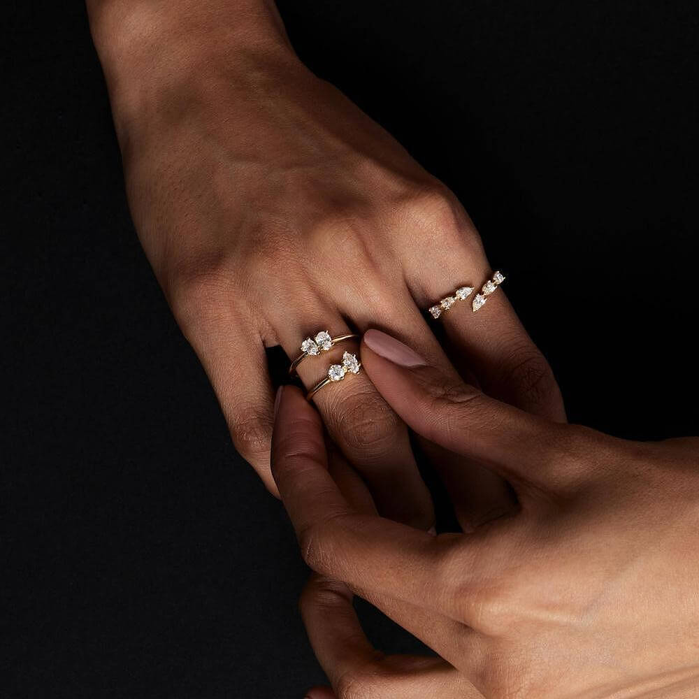 Сребърен пръстен Passion с цирконий и 18К златно покритие, носен на ръце с ефектен дизайн.