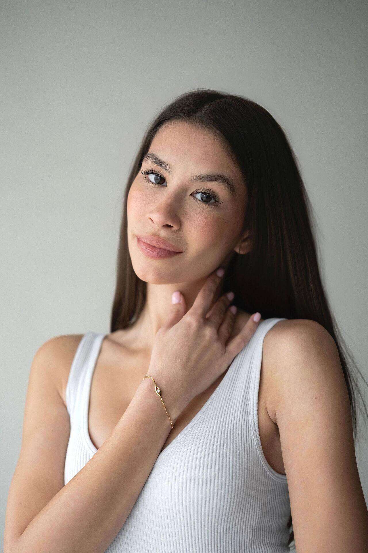 Сребърна гривна Eyes с кристал S925, показана от жена с дълга коса в бяло облекло.