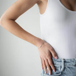 Сребърна гривна Eyes с кристал, стилно носена на ръката, на фон със светли тонове.