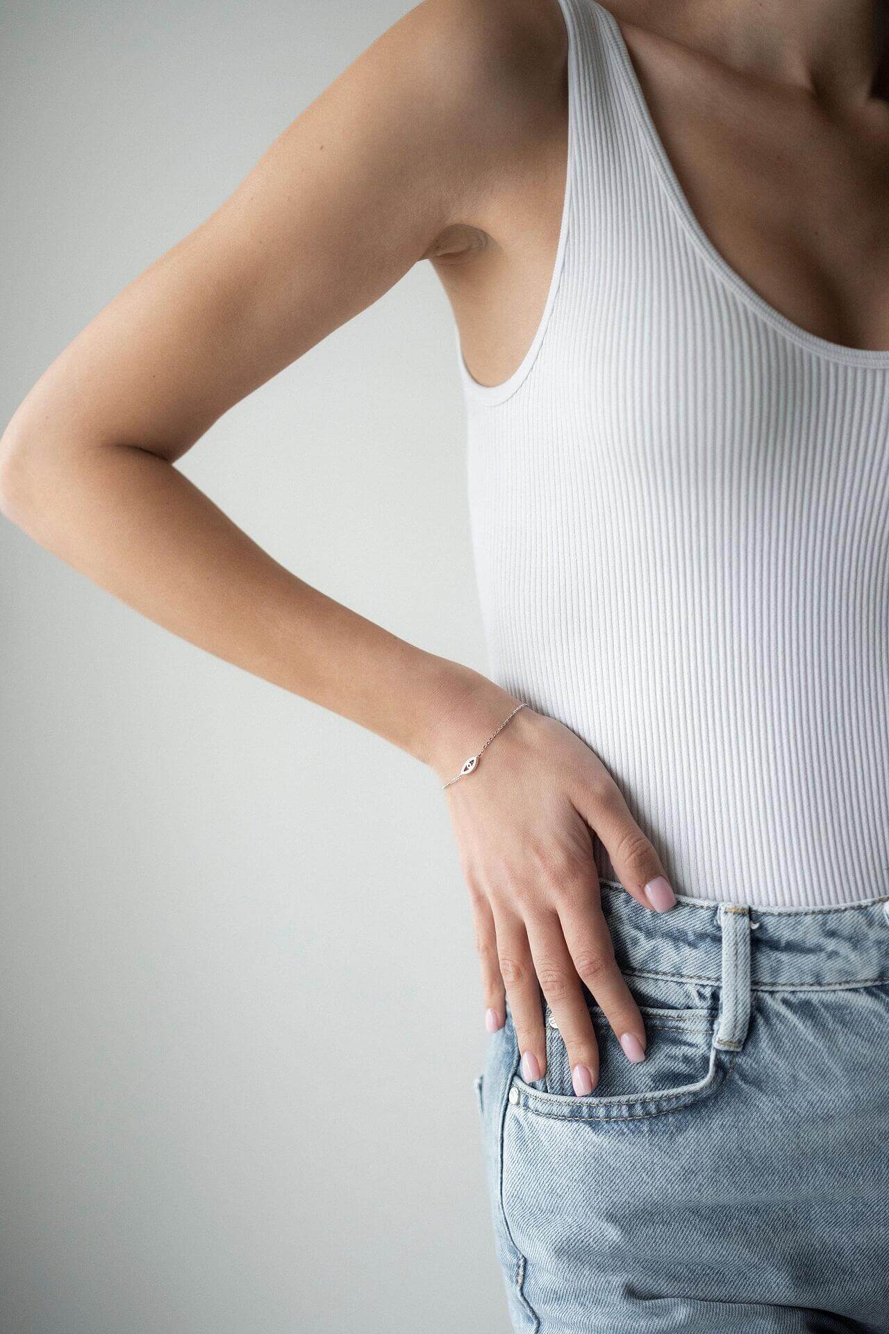 Сребърна гривна Eyes с кристал, стилно носена на ръката, на фон със светли тонове.