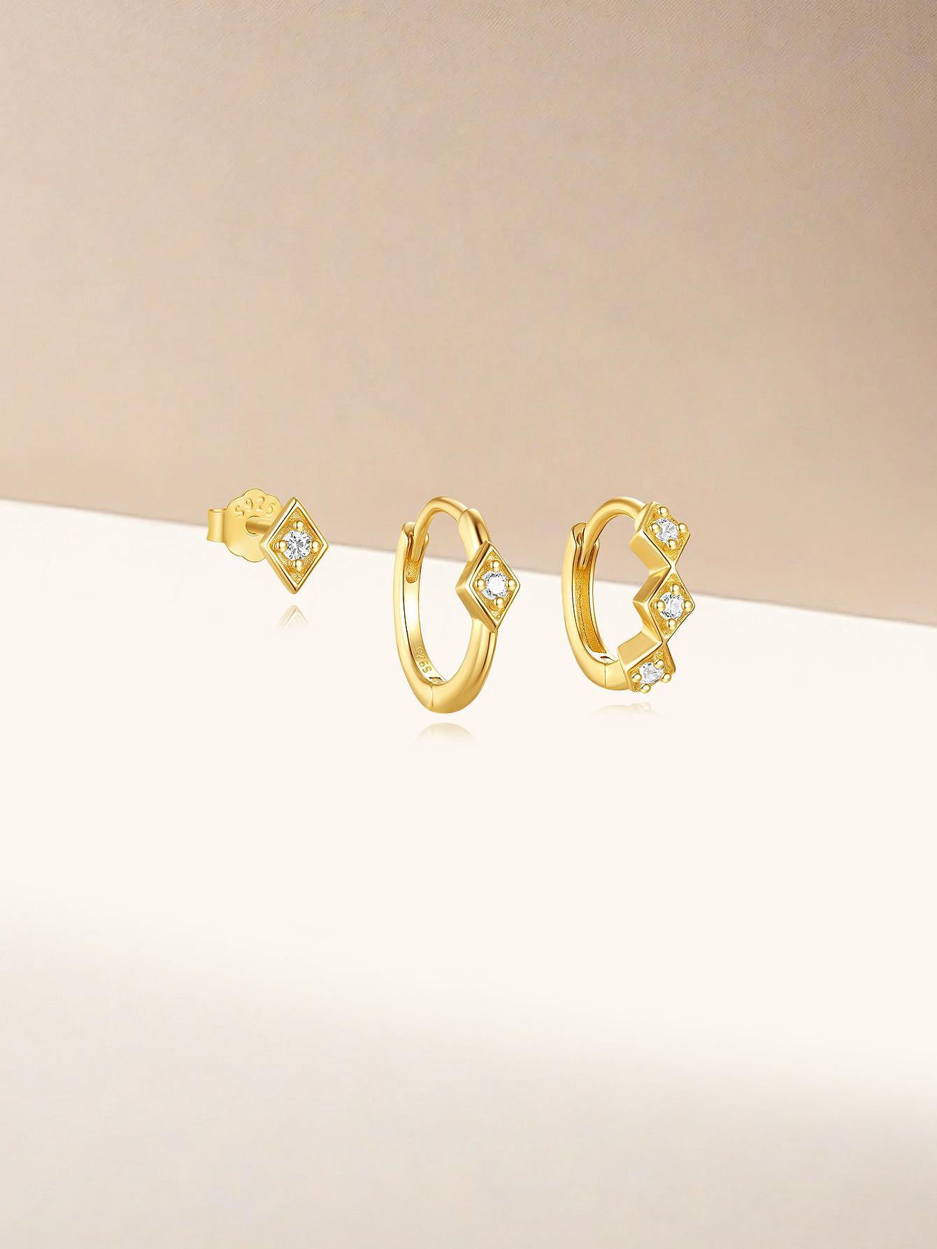 Сребърни обеци с 18К златно покритие и нежни камъни, идеални за всеки повод.