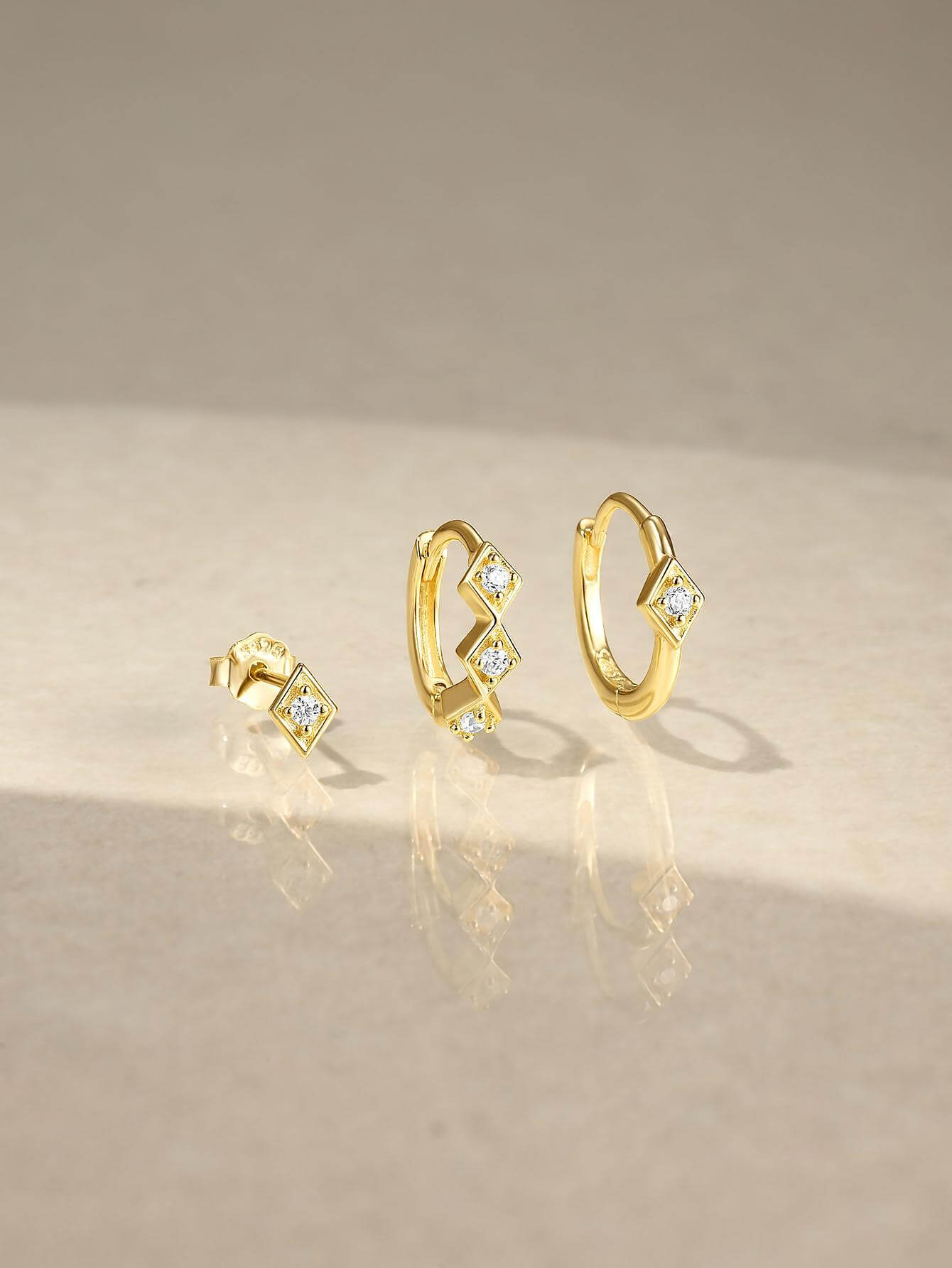 Сребърни обеци с 18K златно покритие и камъни, елегантен дизайн, идеални за всеки повод.