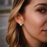 Стилни сребърни обеци с капкова форма, подчертаващи елегантността и красотата на дамската визия.