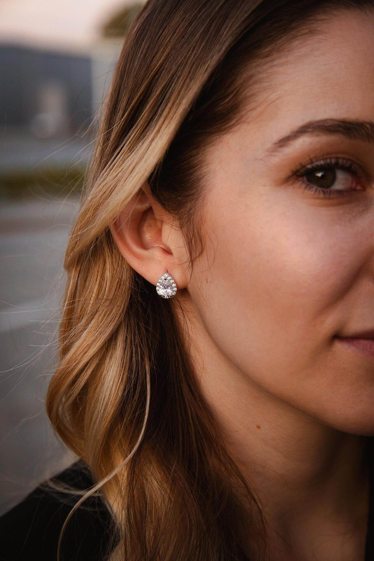 Стилни сребърни обеци с капкова форма, подчертаващи елегантността и красотата на дамската визия.