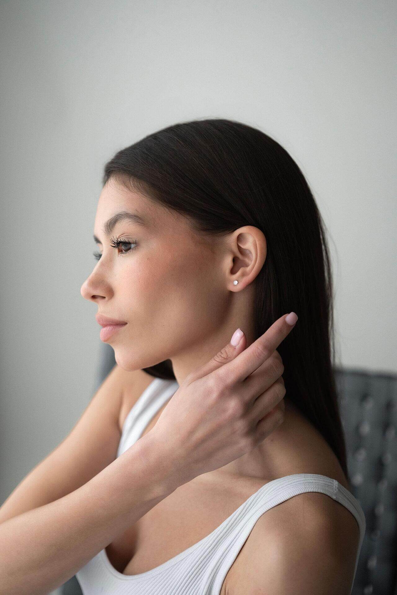 Сребърни обеци S925, модел Нежност, на жена с дълга коса, в естествена поза.