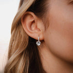 Сребърни обеци сърце S925, изработени от висококачествени материали, идеални за романтични поводи.