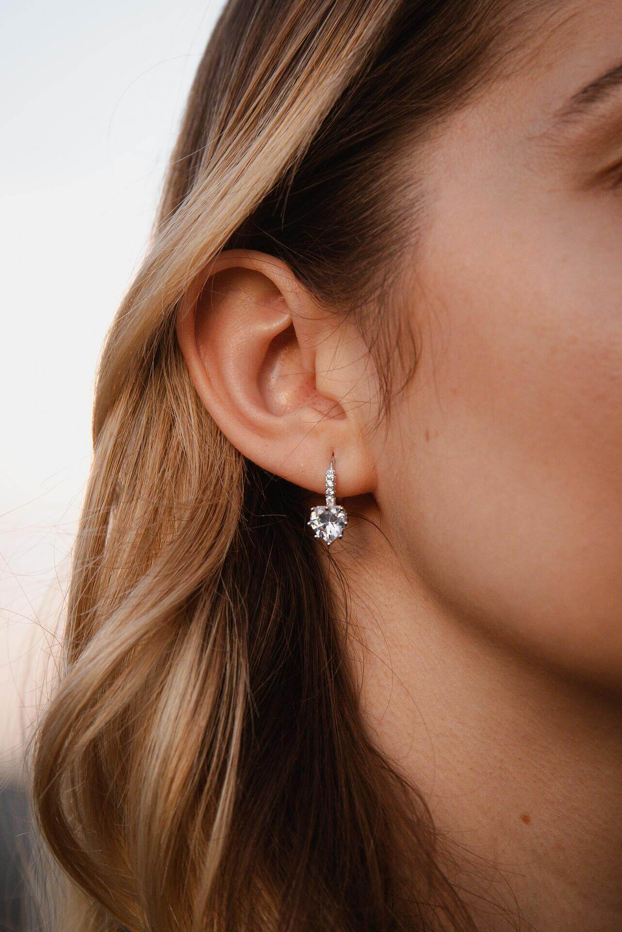 Сребърни обеци сърце S925, изработени от висококачествени материали, идеални за романтични поводи.