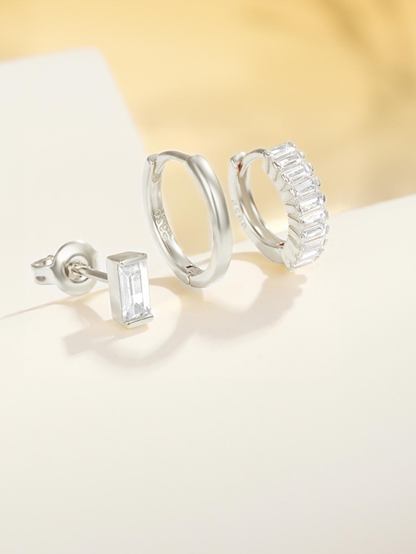 Сребърни обеци с камъни, комплект от три броя, с модерен дизайн и изящен блясък.