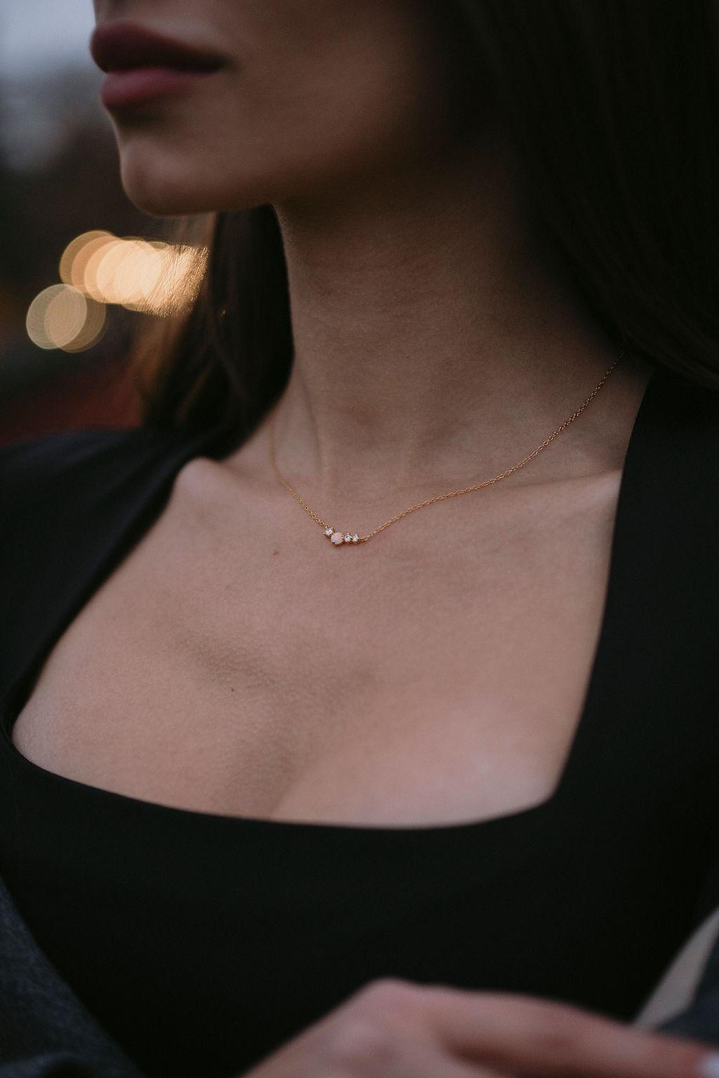 Сребърно колие с опал и диамант, 18K златно покритие, излъчва елегантност и стил.