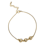 Златиста гривна за глезен с декорирани елементи, модерна и хипоалергенна.