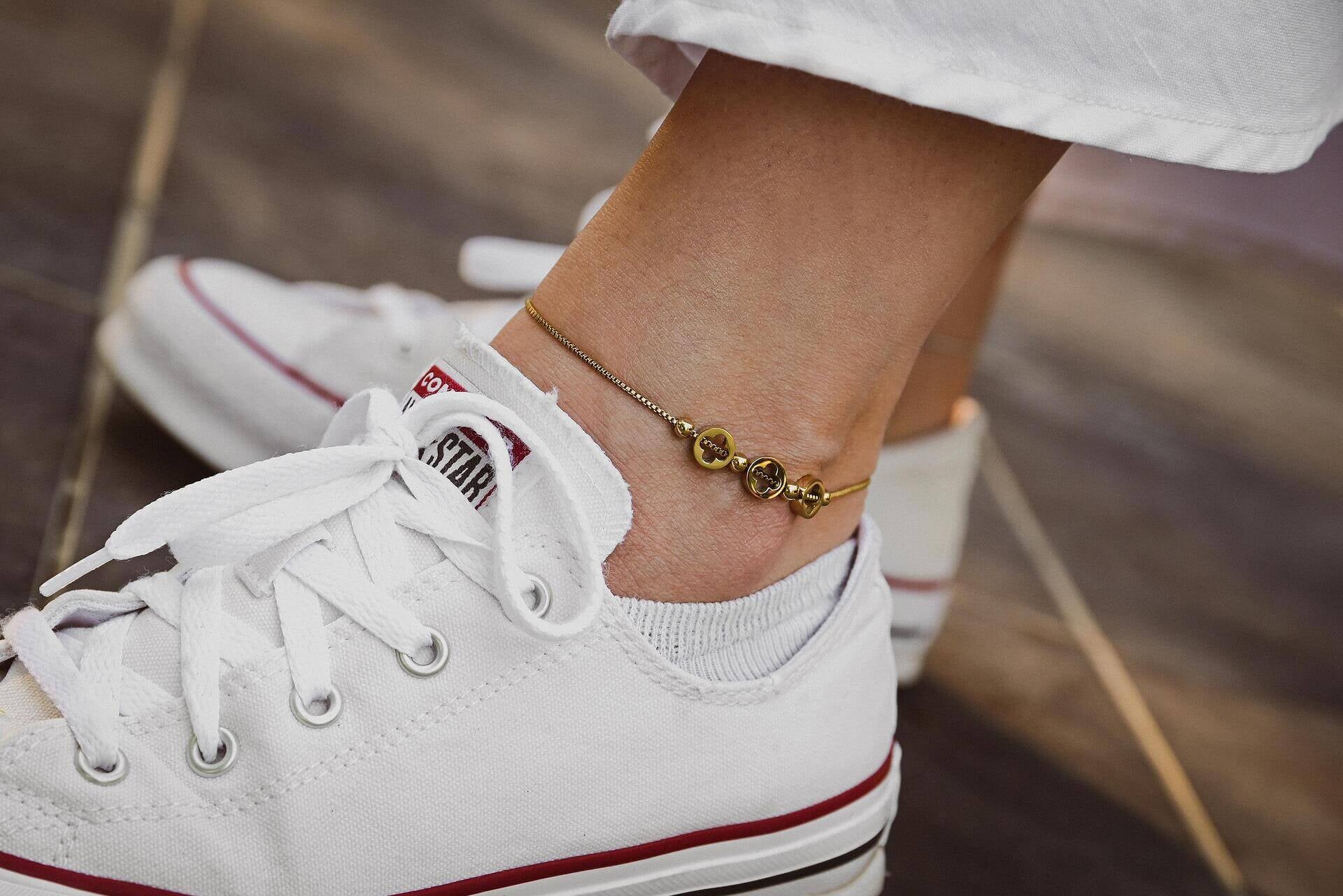 Гривна за глезен от медицинска стомана, златист цвят, перфектен аксесоар за лятно облекло.