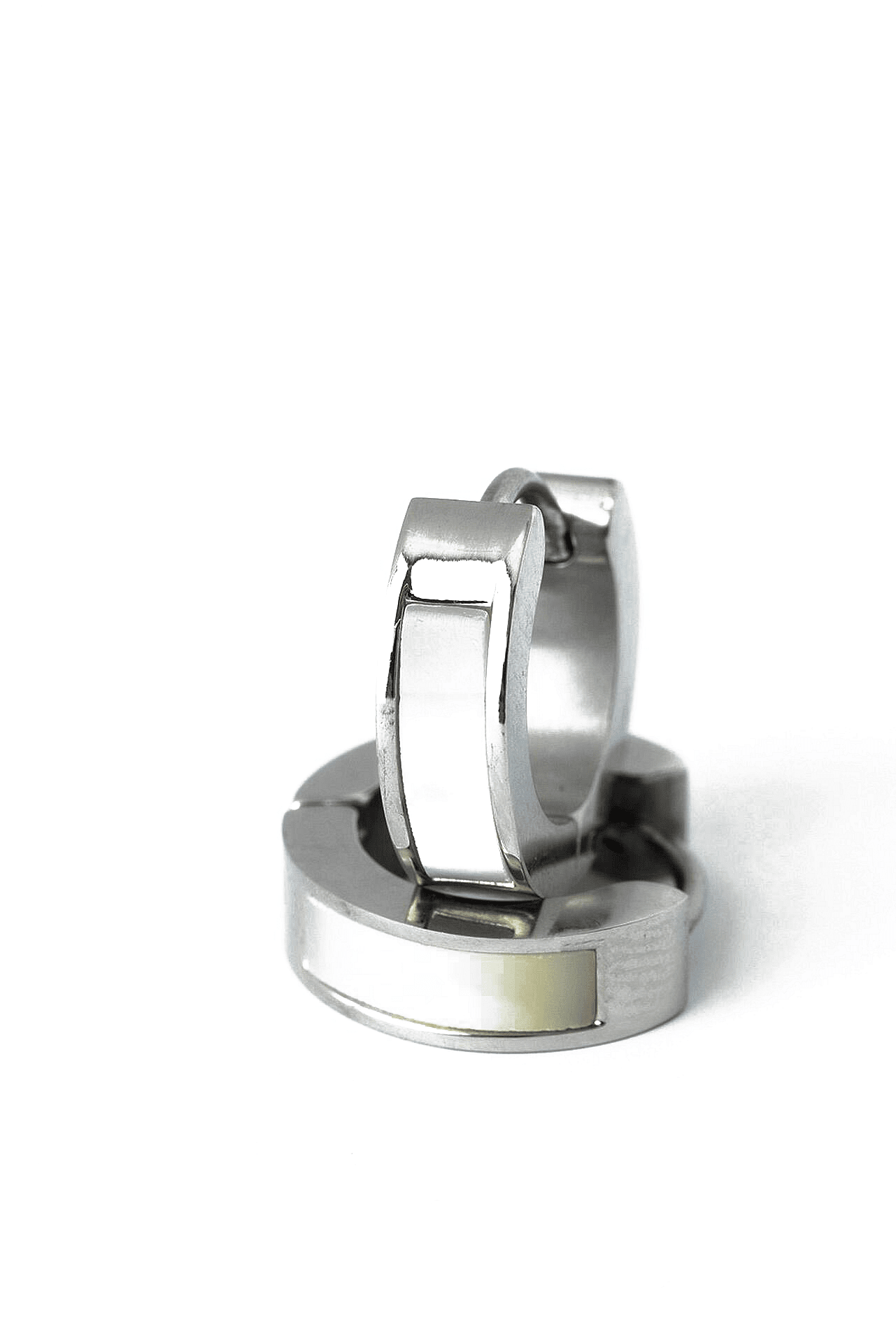 Минималистични обеци от медицинска стомана със седеф, елегантен дизайн, идеални за всеки повод.