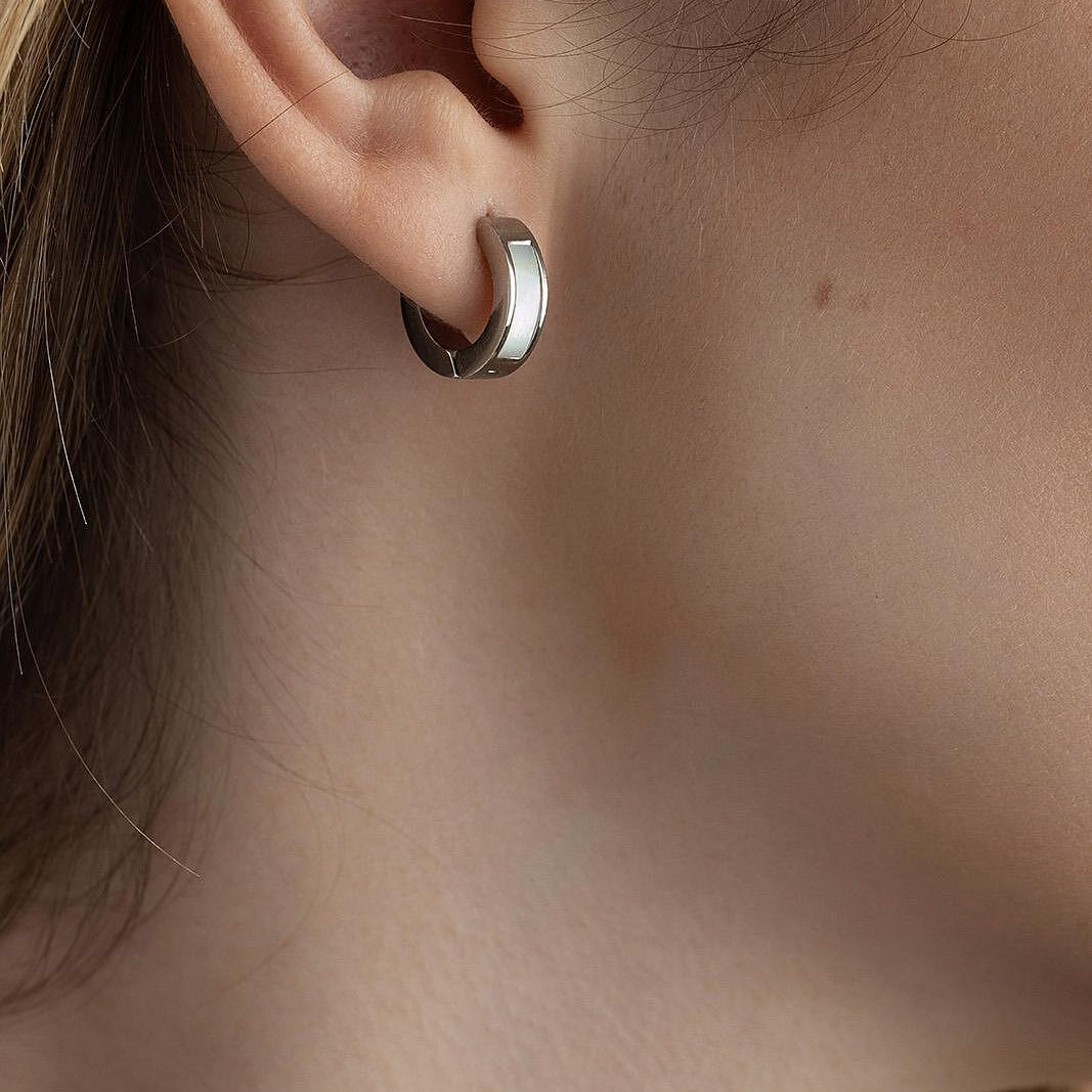 Минималистични обеци със седеф на ухо, изработени от медицинска стомана в елегантен стил.