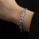 Дизайнерска твърда златиста гривна от медицинска стомана, елегантна и минималистична, подходяща за чувствителна кожа.