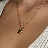 Златисто Колие Катинарче с 18К Позлата – Персонализирано с Гравиране, показано на жена.