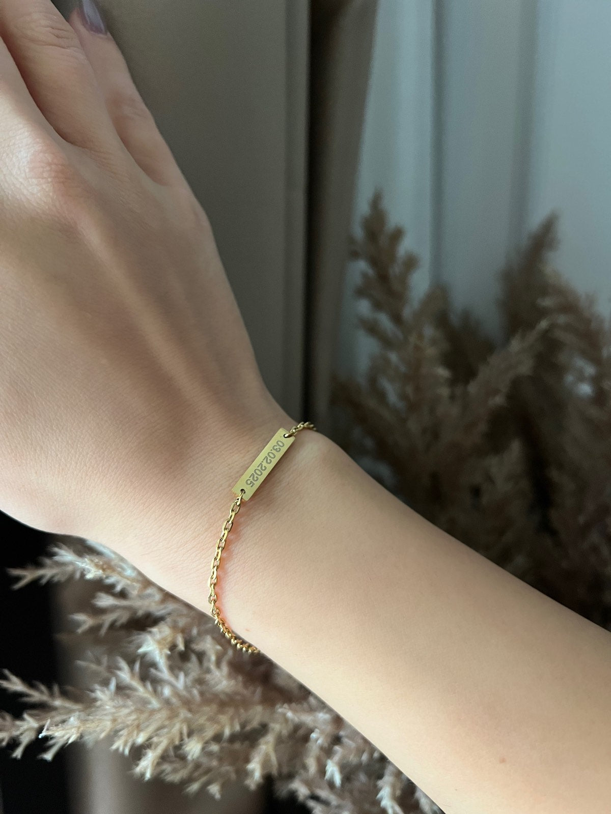 Златиста Гривна Спомен с 18К позлата – Персонализирана с Гравиране на ръка, пофотографирана на елегантен фон.