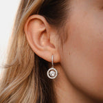 Висящи обеци с блестящи камъни, изработени от сребро S925, добавящи елегантност към всяка визия.