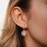 Висящи обеци с блестящи камъни, изработени от сребро S925, добавящи елегантност към всяка визия.