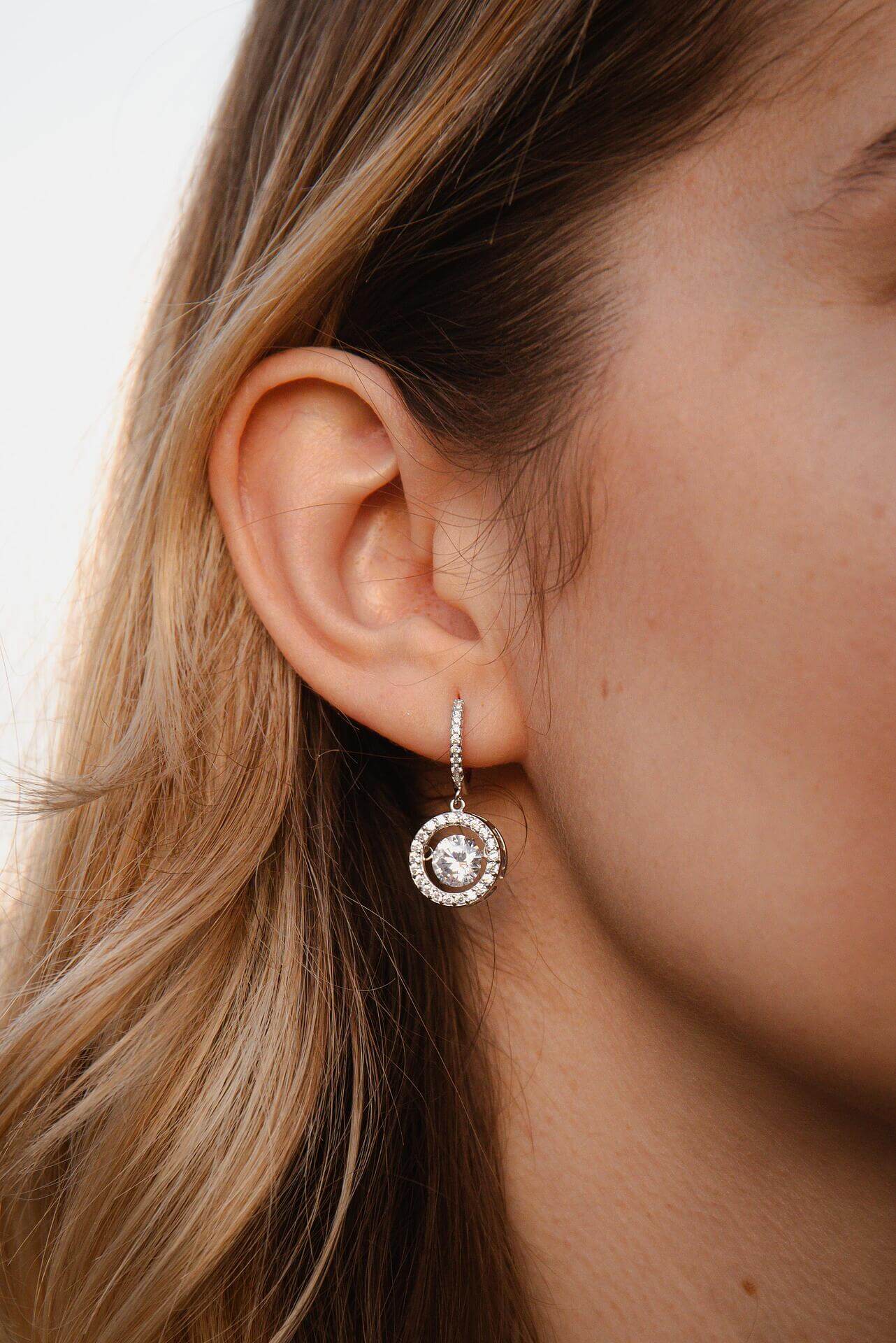 Висящи обеци с блестящи камъни, изработени от сребро S925, добавящи елегантност към всяка визия.