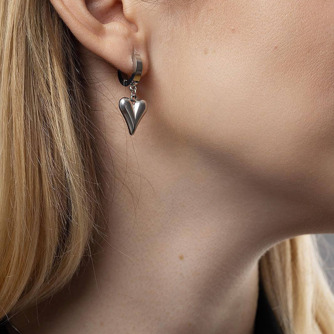 Висящи обеци във формата на сърце от медицинска стомана, подходящи за всекидневно носене.