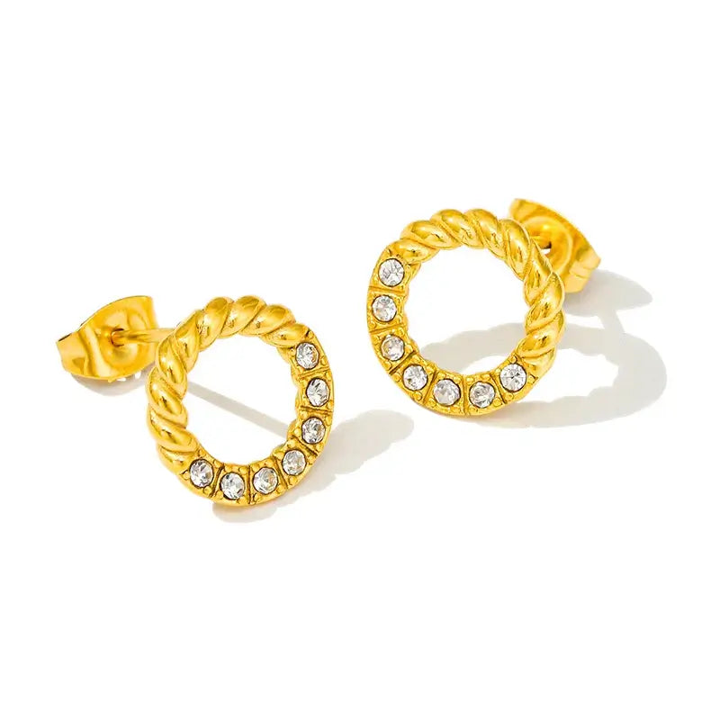 Златисти обеци с кристали, иновативен дизайн и 18K златно покритие, идеални за всякакви поводи.