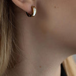 Минималистични обеци със седеф в златист цвят, подходящи за всекидневна и специални поводи.