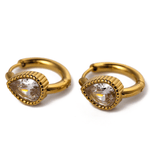 Златисти обеци с многонюансни кристали, елегантен аксесоар за всеки повод.