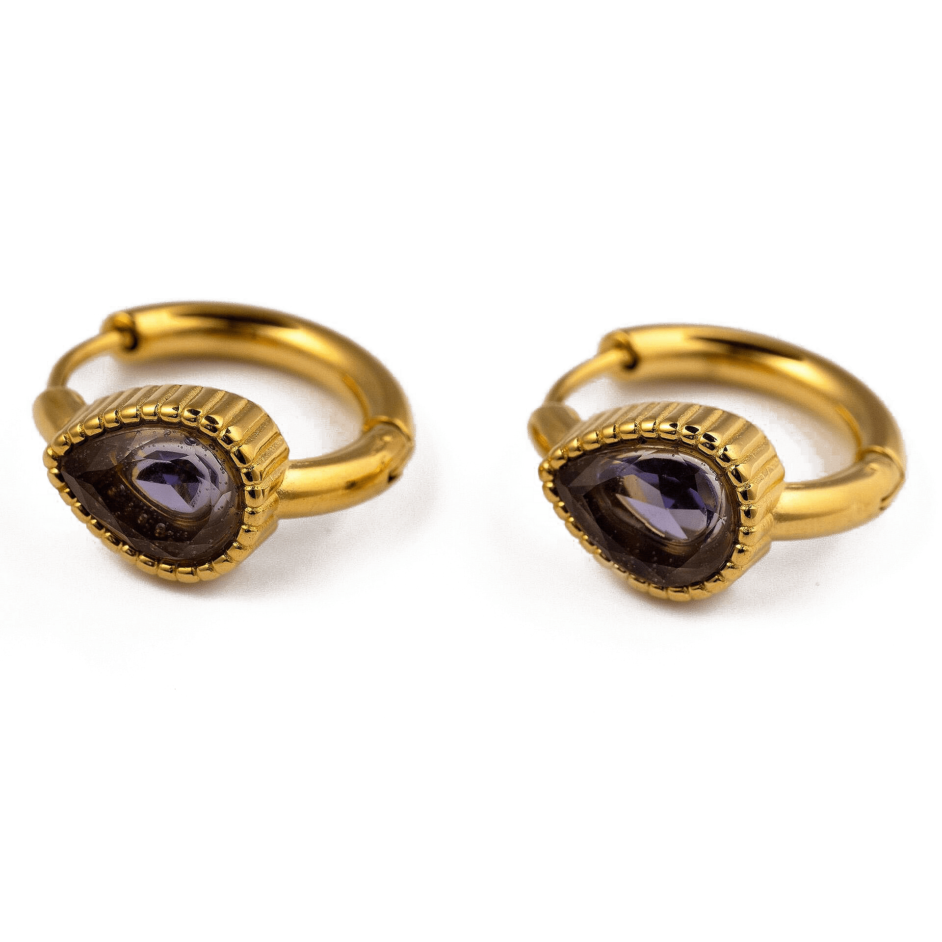 Златисти обеци с кристали с форма на капка, стилен аксесоар за добавяне на елегантност.