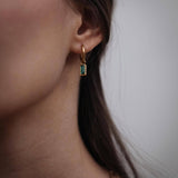 Златисти обеци със зелен емерълд, 14K златно покритие, стилна визия и елегантен дизайн.
