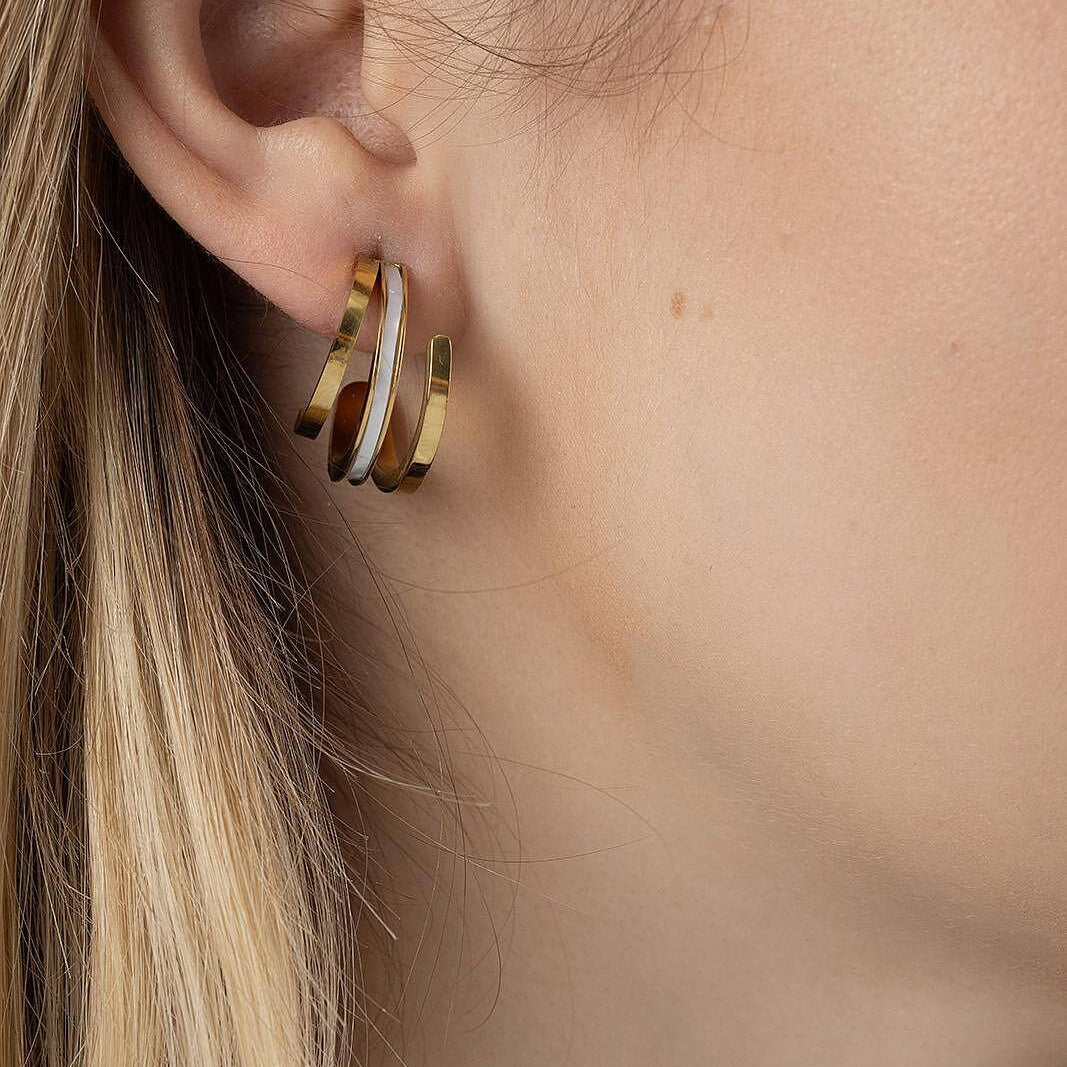 Златисти тройни обеци със седеф, изработени от медицинска стомана, акцент на стил и изящество.