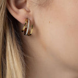 Златисти тройни обеци със седеф, изработени от медицинска стомана, акцент на стил и изящество.